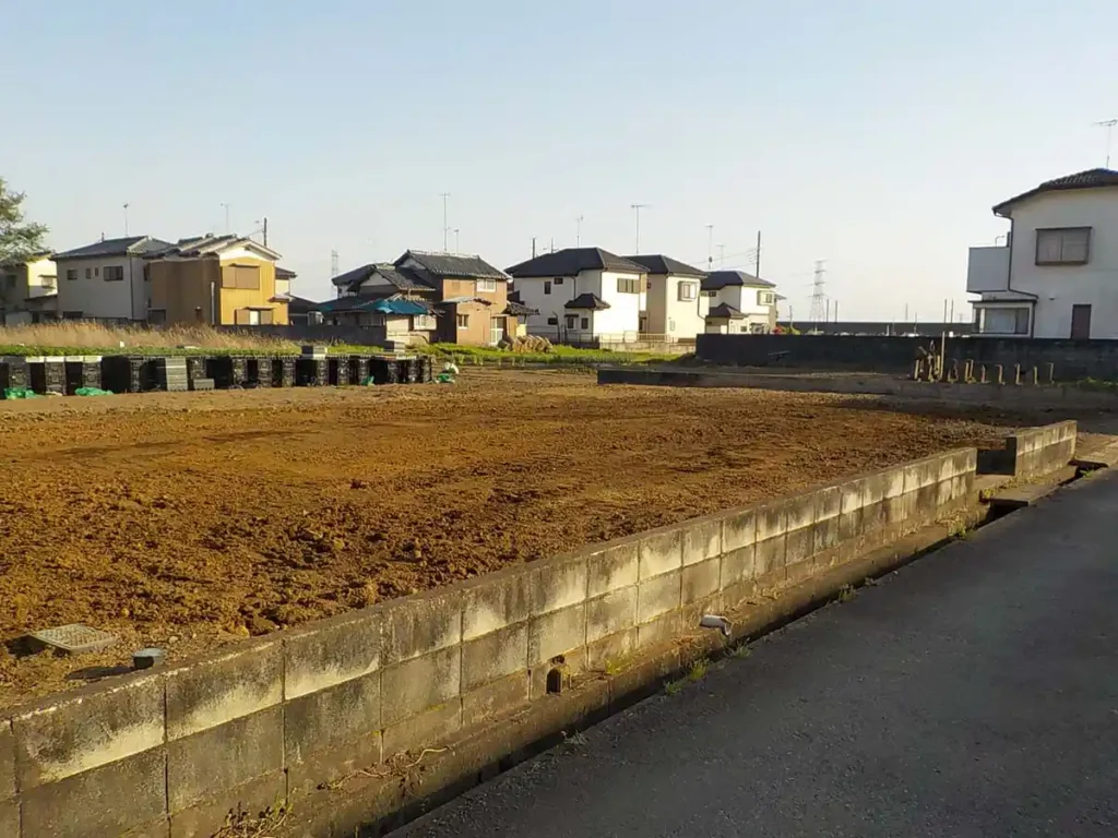 鴻巣市の解体工事事例。鉄骨平屋と物置、135万円、19.6坪